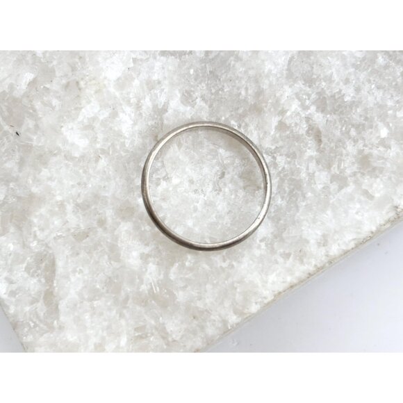 Minimalist Style Wedding Band B925 Sterling Silver Vintage Ring - sz 8 - Picture 9 of 10